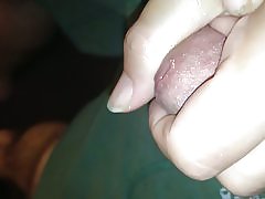 او دست به کمک می کند