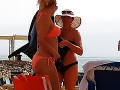 در ساحل دریای مرده.