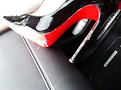 لیسیدن من پاشنه پاک! شلخته در leatheramp ماشین; louboutin پاشنه